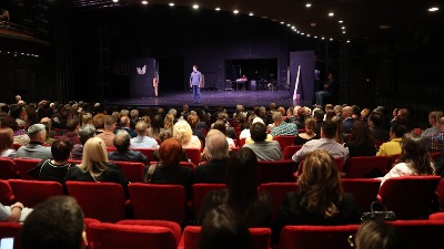 Glumci pozorišta Atelje 212 nakon predstave razvili transparent u znak podrške Dijani Hrki (VIDEO) 