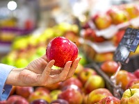 Evo kako da u supermarketu prepoznate jabuke nakljukane pesticidima