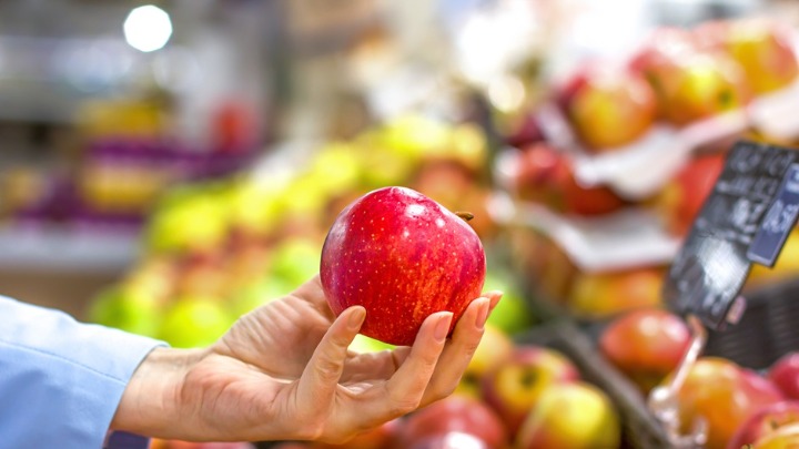 Evo kako da u supermarketu prepoznate jabuke nakljukane pesticidima