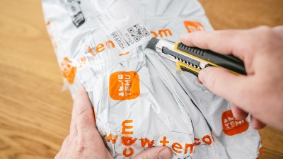 Poručila je mašnu za vrata sa Temua, a kada je otvorila paket NIJE MOGLA DA VERUJE šta je unutra (VIDE0) 