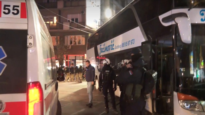 Policijska brigada opkolila Jaćimovićev autobus u Beogradu (VIDEO)