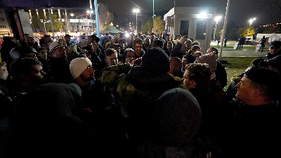 Incident u Mladenovcu: Vozač se zaleteo na okupljene građane