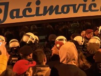 Napeto kod Pete beogradske gimnazije: Policija PRIVELA prevoznika Jaćimovića