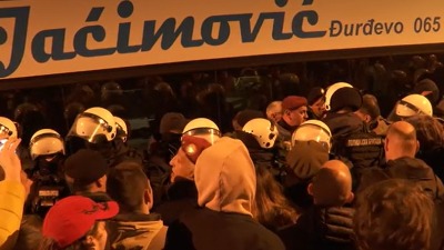 Napeto kod Pete beogradske gimnazije: Policija PRIVELA prevoznika Jaćimovića