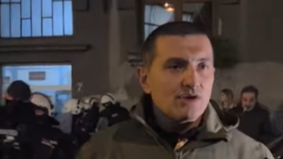 Komandant Repac se obratio okupljenim građanima: Ne hapsimo Jaćimovića, pristao je da sa nama ode u stanicu (VIDEO)