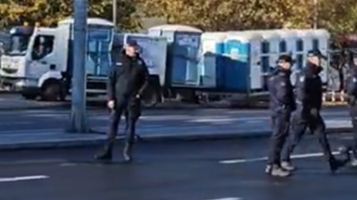 Počele pripreme za današnji skup naprednjaka ispred Skupštine (VIDEO)