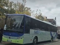 Udes kod Polumira: Autobus sa naprednjacima udario u ogradu pored puta
