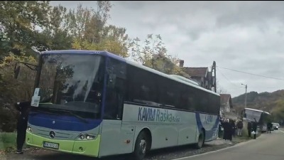 Udes kod Polumira: Autobus sa naprednjacima udario u ogradu pored puta