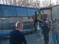 "Romi u jedan, a ostali u drugi autobus": Razvrstvanje učesnika SNS-a skupa (VIDEO)