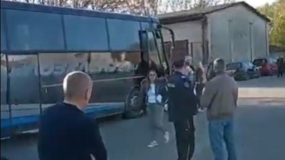 "Romi u jedan, a ostali u drugi autobus": Razvrstvanje učesnika SNS-a skupa (VIDEO)