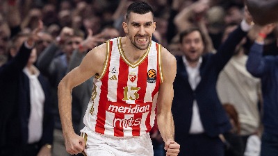 KAKAV POTEZ Fenomenalna trojka Dobrića sa pola terena! (VIDEO)