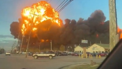 Hiljade litara goriva u plamenu, dim obavio Kentaki: Američki avion se srušio nakon poletanja (FOTO/ VIDEO)