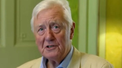 Milioner (79) tražio mnogo mlađu ženu da mu rodi sina, a kada je dobio ćerku, odbacio je kao staru krpu: A onda ga je "udarila" KARMA 