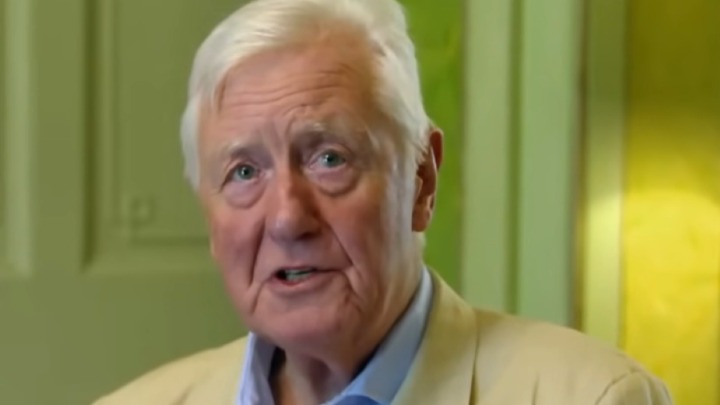 Milioner (79) tražio mnogo mlađu ženu da mu rodi sina, a kada je dobio ćerku, odbacio je kao staru krpu: A onda ga je "udarila" KARMA 