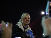 Stigla OGROMNA podrška: Mnogo poznatih glumaca sinoć posetili Dijanu Hrku (FOTO, VIDEO)