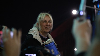 Stigla OGROMNA podrška: Mnogo poznatih glumaca sinoć posetili Dijanu Hrku (FOTO, VIDEO)