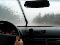 Zašto bi u novembru trebalo staviti PENU ZA BRIJANJE na šoferšajbnu auta? Sjajan TRIK rešava problem koji nervira vozače 