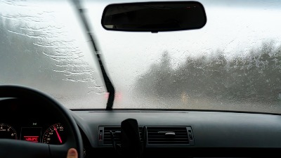 Zašto bi u novembru trebalo staviti PENU ZA BRIJANJE na šoferšajbnu auta? Sjajan TRIK rešava problem koji nervira vozače 