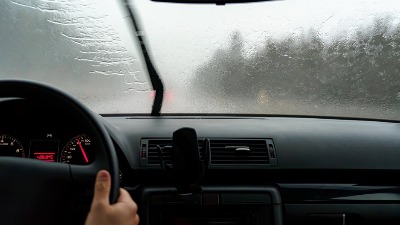 ZLATAN TRIK: Ova 2 sastojka iz kuhinje poprskajte uveče po šoferšajbni i ujutro neće više biti ZALEĐENA