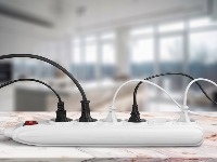 Ove kućne uređaje ni u ludilu ne uključujte na produžni kabl: Neki od njih mogu čak da IZAZOVU POŽAR 