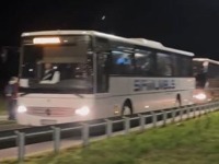 Autobusi puni SNS-ovaca blokirani i zasuti jajima (VIDEO)