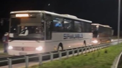 Autobusi puni SNS-ovaca blokirani i zasuti jajima (VIDEO)