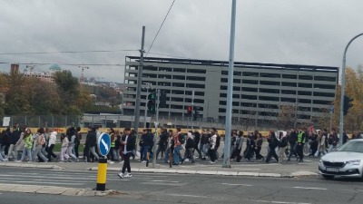 "Dizajniramo novo društvo": Kolona učenika se kreće ka Skupštini (VIDEO, FOTO)