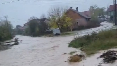 Potop u Leskovcu: Cela ulica pod vodom (VIDEO)