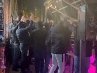 HAOS u centru Zagreba: Sprečen napad na Srpski kulturni centar (VIDEO)