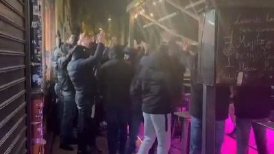HAOS u centru Zagreba: Sprečen napad na Srpski kulturni centar (VIDEO)