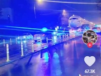 Nestvaran snimak: Vozači morali da stanu da propuste AVION (VIDEO)