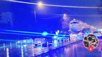 Nestvaran snimak: Vozači morali da stanu da propuste AVION (VIDEO)