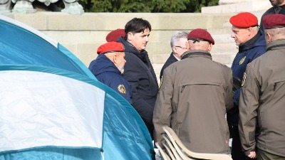 Uglješa Mrdić osmi dan štrajkuje glađu ispred Skupštine