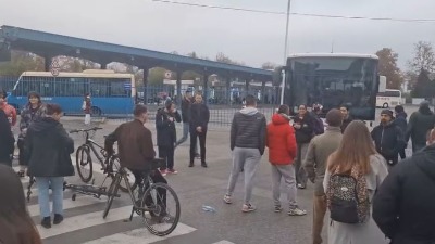 Blokirana autobuska stanica u NS: Podrška Jaćimoviću (VIDEO)