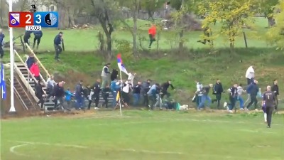 Ljudi bežali sa tribina pa pregazili dete: Navijačko ludilo u Srbiji (VIDEO)