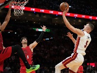 Jović u "Jokić modu": Napunio koš rivala i doneo Majamiju pobedu (VIDEO)