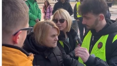 Incident u Nišu: Žena prekinula 16 minuta tišine i nasrnula na jednu građanku (VIDEO)