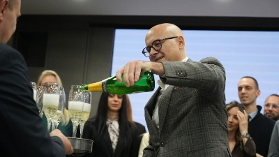 "Vučeviću, gledanje Premijer lige i grejanje na blato platili smo više nego Vučićev san o spa centru na mestu Generalštaba"