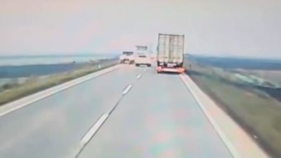 Luda vožnja na putu za NS: Za dlaku izbegnuta SMRT (VIDEO)