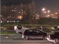 Završio na KROVU: Prevrnuo se automobil kod Sava Centra (VIDEO)