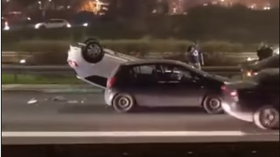 Završio na KROVU: Prevrnuo se automobil kod Sava Centra (VIDEO)