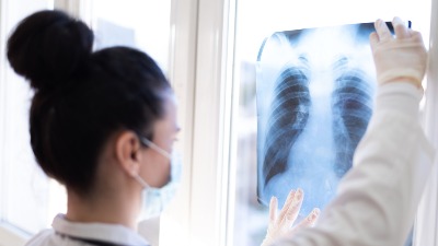 Ni brave ne umeju da postave: Ovako izgledaju vrata kancelarije načelnika Pulmologije (FOTO)