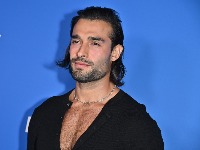 Bivši muž Britni Spirs POZIRAO GO za naslovnicu, a intimni deo prekrio peškirom (FOTO) 