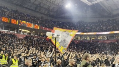 Brutalna provokacija Grobara: Lik Krcuna na zastavi "Četnici sever" (VIDEO)