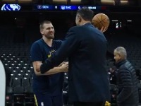 Zagrljaj košarkaših divova: Divac dočekao Jokića (VIDEO)