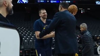 Zagrljaj košarkaših divova: Divac dočekao Jokića (VIDEO)