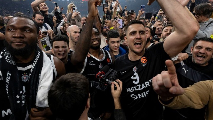 Evo kako je Vanja Marinković sprečio saigrače da pevaju uvredljivu pesmu za Delije (VIDEO)