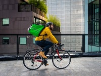 Izleću iz "mrtvog ugla": Zašto dostavljači na biciklima krše saobraćajne propise?