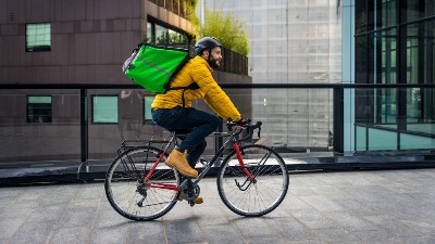 Izleću iz "mrtvog ugla": Zašto dostavljači na biciklima krše saobraćajne propise?