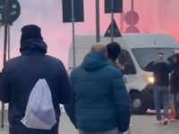 Spaljeni automobili i suzavac: Rat huligana Intera i Đenove ispred stadiona (VIDEO)